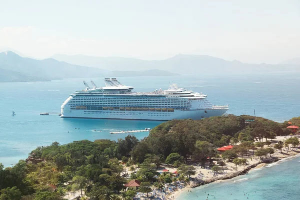 İnsanlara kruvaziyer gemi