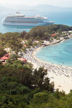 İnsanlar üzerinde plaj havadan görünümü
