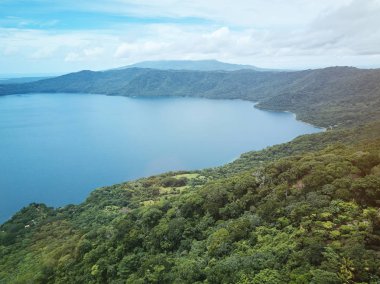 Dağ çevresinde doğal lagoona