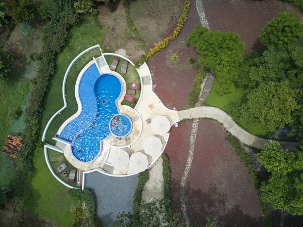 Vista aérea na piscina com água azul — Fotografia de Stock
