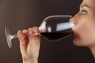 Genç kadın şarap tadımı