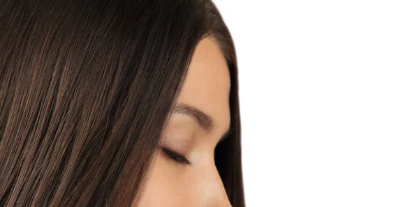 Menina com cabelo brilhante e olhos fechados — Fotografia de Stock