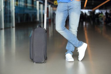 El bagajı havaalanında adamla