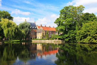 Bruges 'de güneşli bir gün.