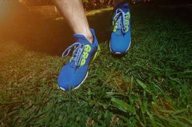 Yeşil çim zemin üzerine koşu