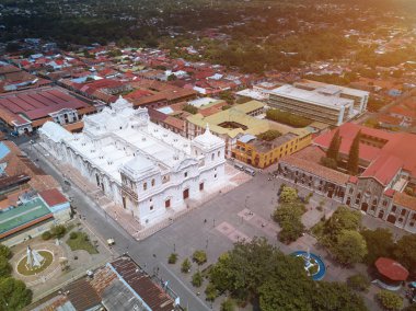 Leon şehirde beyaz kilise