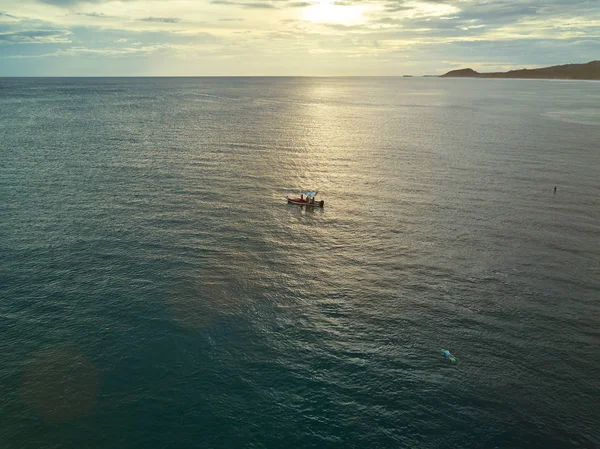 Passeio de barco de surf no oceano Pacífico — Fotografia de Stock