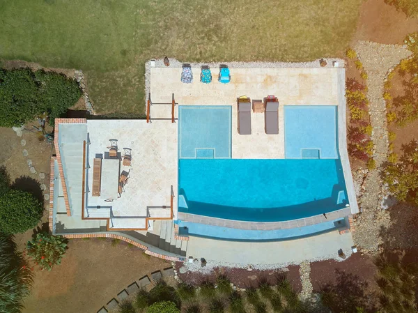 Piscina con asientos y sillas — Foto de Stock