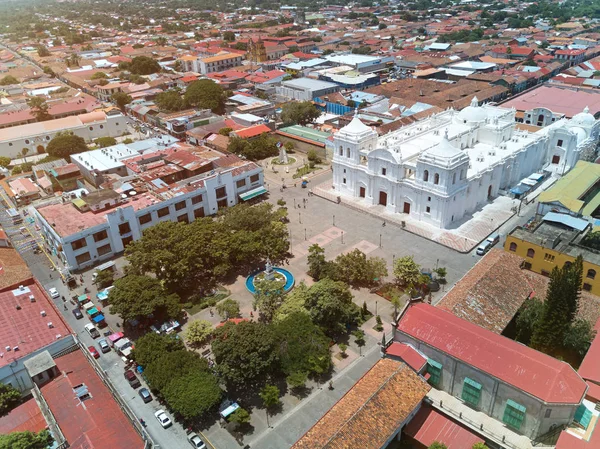 Sentral plass i Leon by – stockfoto