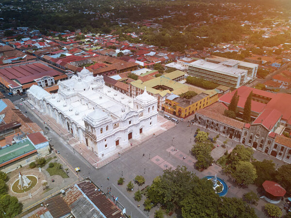 Белая церковь в городе Леон
