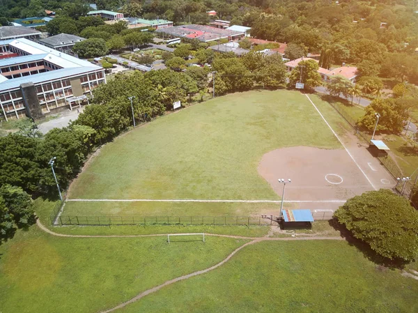 Зеленое поле бейсбола — стоковое фото