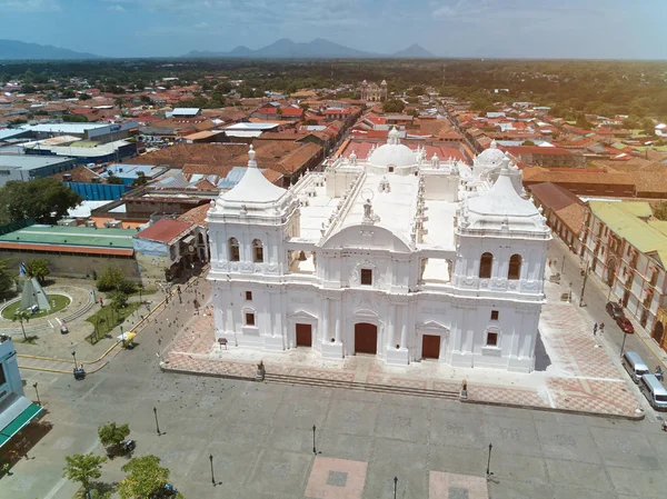 Iglesia blanca en León sobre el fondo del volcán —  Fotos de Stock