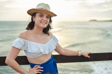 Gülümseyen gün batımı arka plan üzerinde genç kadın