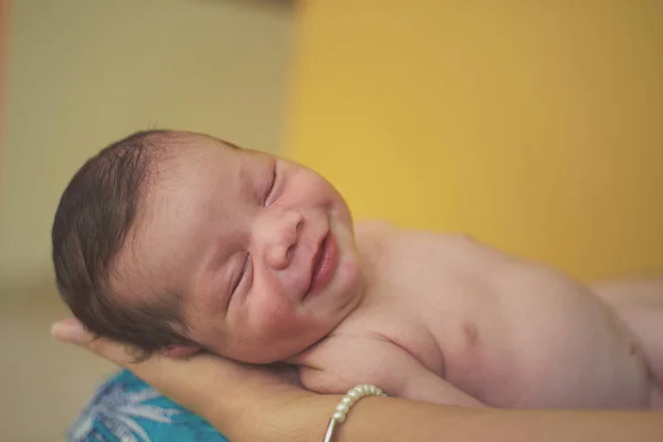 Посміхаючись новонародженій дитині — стокове фото