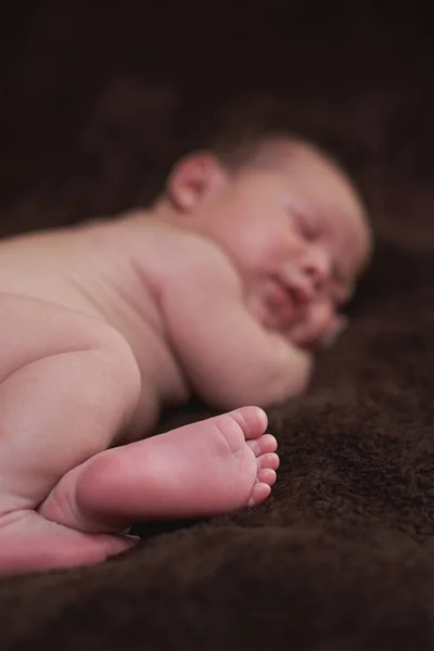 Босиком новорожденного ребенка — стоковое фото