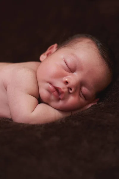 Милий портрет ковзання новонародженого — стокове фото