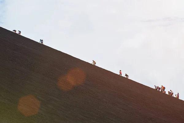 Grupo de personas escalar la montaña — Foto de Stock