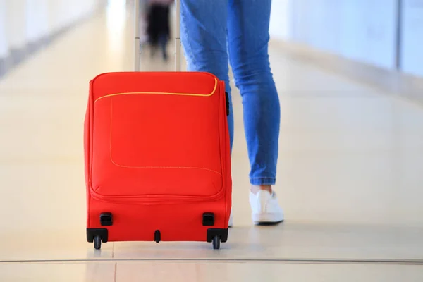 赤のスーツケース空港クローズ アップ — ストック写真