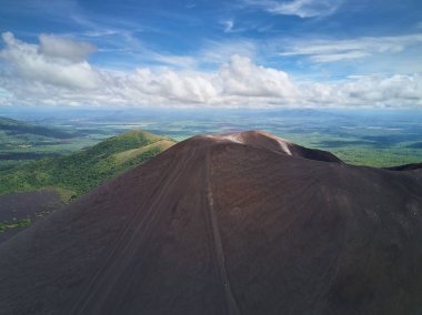 Volkan yatılı yapan insanlar