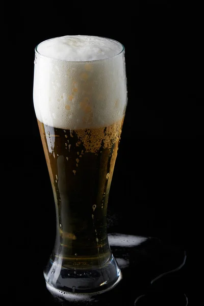 Стекло, полное пива — стоковое фото