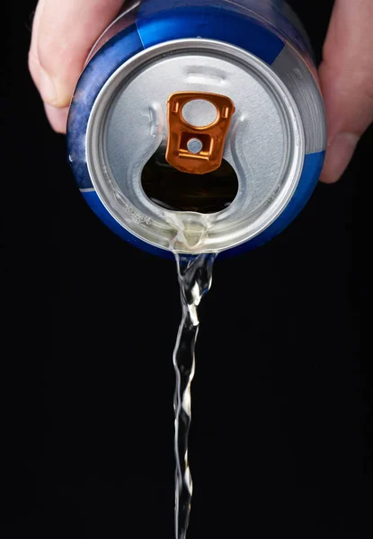 Derramando cerveja de lata de metal — Fotografia de Stock