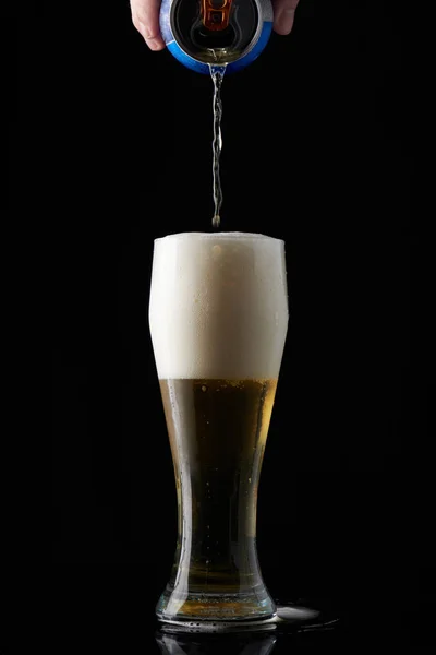Lejt pivo z kovu mohou — Stock fotografie