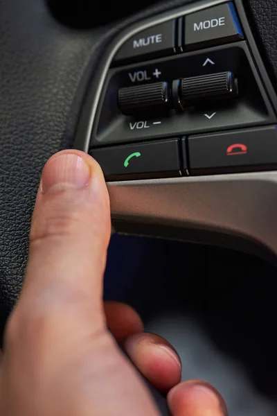 Телефонные кнопки на колесе автомобиля — стоковое фото