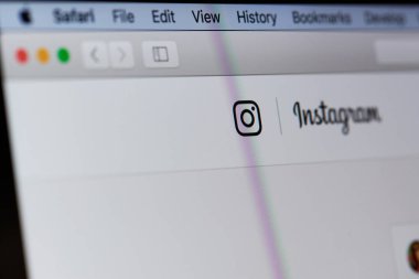 Instagram logo üstünde laptop perde