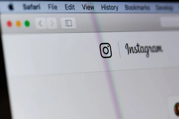 Logo de Instagram en la pantalla del portátil — Foto de Stock