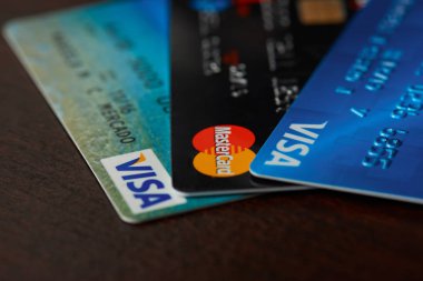 Ahşap arka plan üzerinde döşeme banka kartları