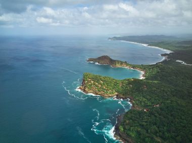 Parlak güneşli okyanus kıyı şeridi içinde