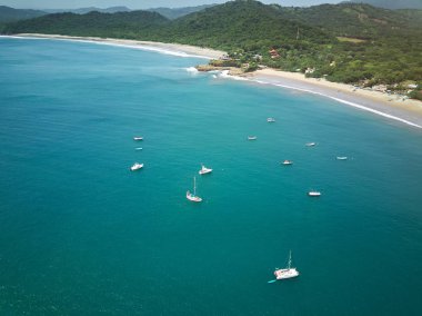 Beyaz tekne mavi okyanus su