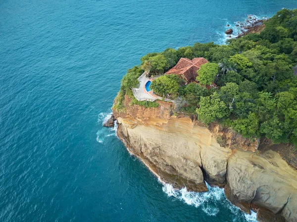 Villa im Ozean großer Felsen — Stockfoto