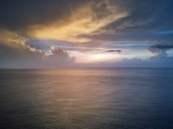 Zachód słońca nad spokojny ocean woda — Zdjęcie stockowe