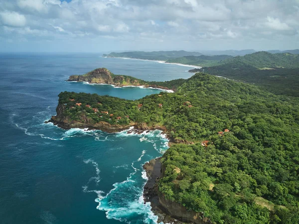 Blue ocean water hitting rock cliffs — Stock Photo, Image