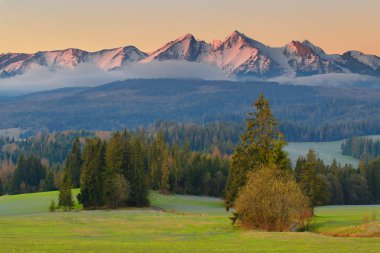 Puslu dağ Vadisi alacakaranlıkta