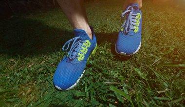 Mavi ayakkabılar üzerinde koşan adam