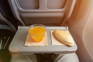 Uçaktaki küçük yemek