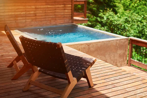 Piscina em terraço de madeira — Fotografia de Stock