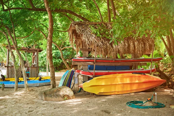 Colorido barco y estación de embarque — Foto de Stock