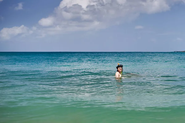 Vrouw doet snorkelen op zee — Stockfoto