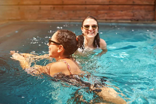 Två kvinna bada i pool — Stockfoto