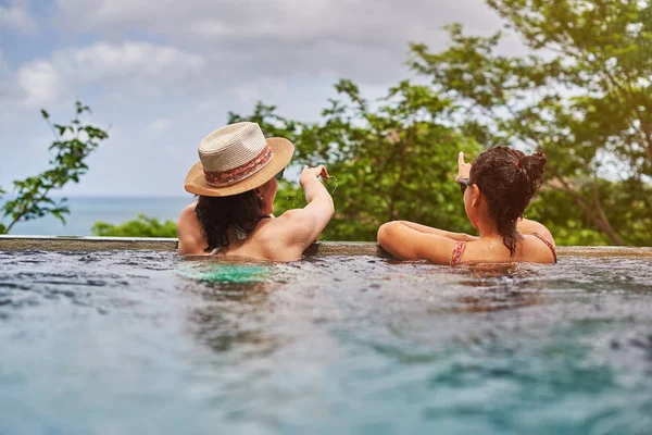 Vista trasera de dos chicas en la piscina — Foto de Stock