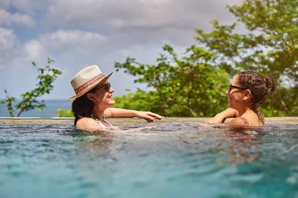 İki kız havuzda gülüyor — Stok fotoğraf