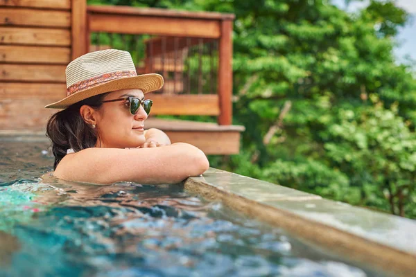 Mujer bonita en balneario — Foto de Stock