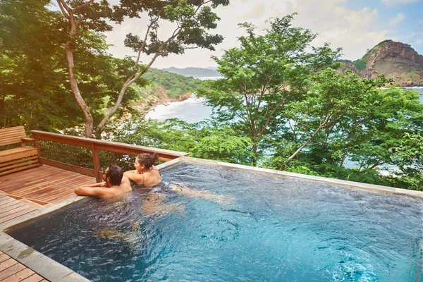 İspanyol çift Spa havuzu içinde kalıyor — Stok fotoğraf