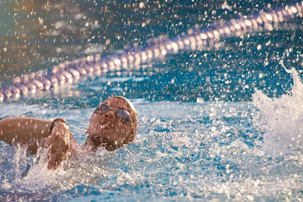 Ember úszik a víz csobbanásai — Stock Fotó