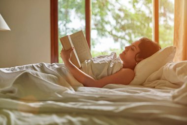 genç kadın kitap okumak