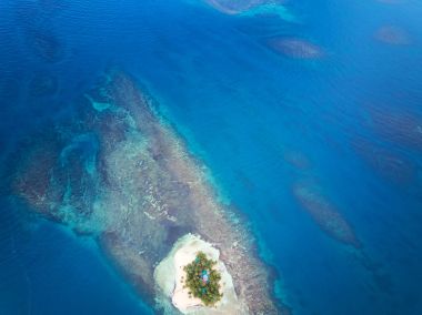 Desen denizde küçük ada