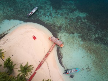 Özel adada renkli tekneler